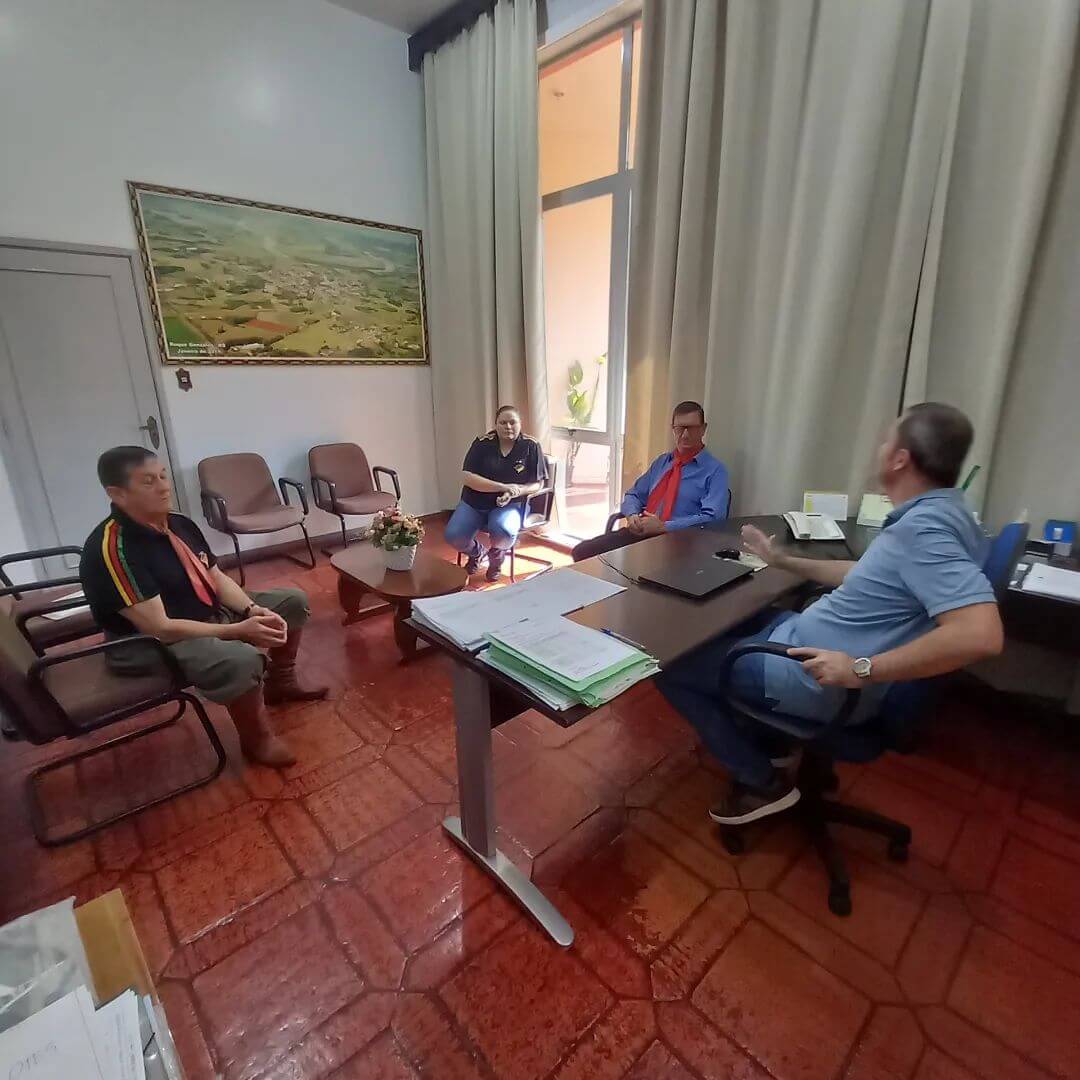 PREFEITO FERNANDO RECEBEU A PATRONAGEM DO CTG SENTINELAS DA CASCATA